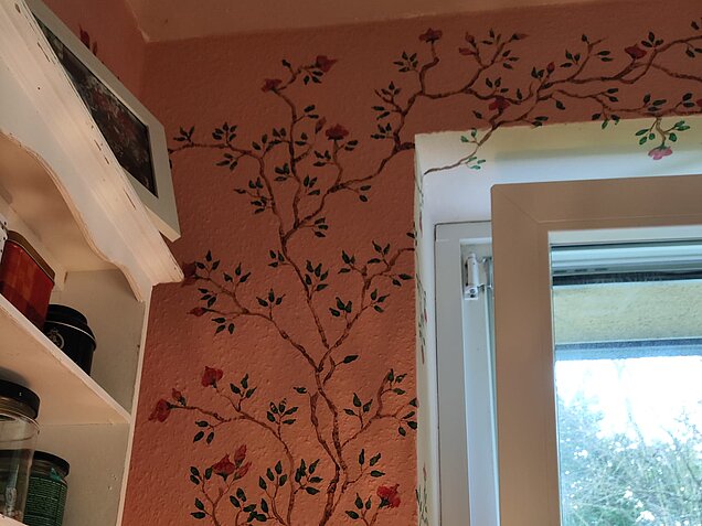 gemalte Blumen neben Fenster